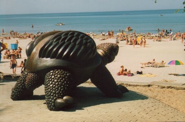  скульптура огромной черепахи