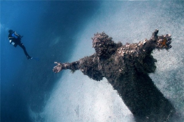 Подводная статуя Иисуса
